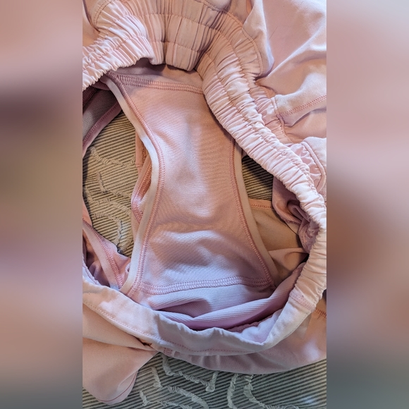 Lululemon Hotty Hot Shorts 2.5" Size 8 Pearl Pink - Picture 5 of 5